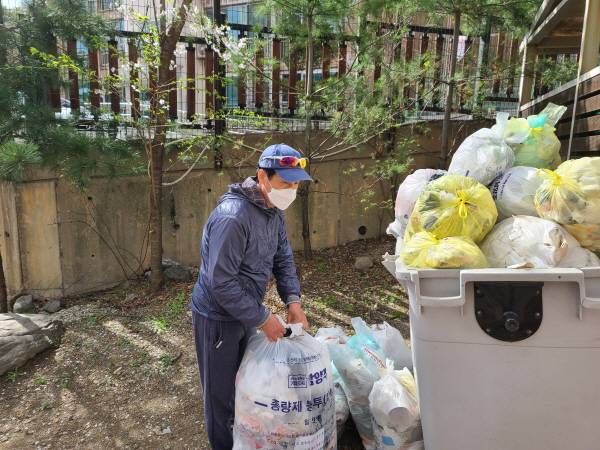 100리터 종량제 쓰레기 봉투는 성인 남성이 들기에도 벅찬 무게다.
