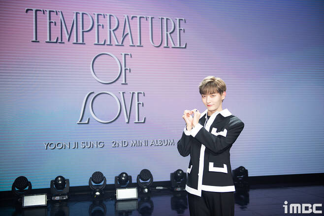 Singer Yoon Ji-sung poses in a showcase commemorating the release of the 2nd mini album Temperature of Love which was performed on Online Live.Yoon Ji-sungs comeback album included a total of five tracks, including the title song LOVE SONG (Love Song), On the Excuse of the Night, Angry Counseling, SUNDAY MOON (Sunday Moon) and Hope to Be OK.iMBC  Photo LM Entertainment