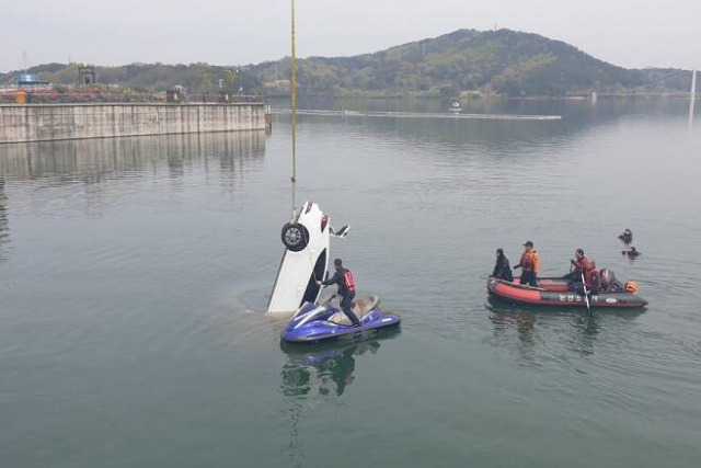 소방당국이 15일 논산 탑정저수지에 추락한 승용차를 인양하고 있다.[사진 = 충남소방본부]