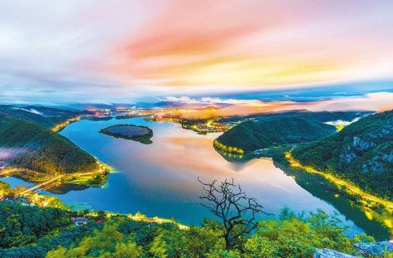 천혜의 산과 호수의 도시 춘천에 오는 9월 삼악산 케이블카와 내년 상반기 레고랜드가 추가로 개장되면 춘천 여행의 즐거움이 배가될 것으로 보인다. 사진은 사진은 제14회 춘천관광전국사진공모전 입상작인 아름다운 의암호반의 야경. [사진 춘천시]