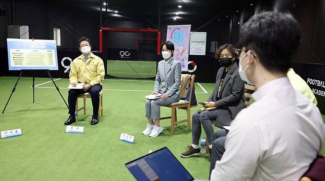 황희 문체부 장관이 15일 서울 성동구 실내축구장에서 실내체육시설업계 대표들과 간담회를 갖고 있다. [사진 문체부]