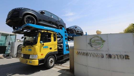 법원이 쌍용자동차에 대한 회생절차 개시를 결정한 15일 오전 평택시 쌍용자동차 평택출고센터에서 차량이 나오고 있다. 쌍용차는 2011년 법정관리에서 벗어난 후 10년 만에 다시 회생절차를 밟게 됐다. [뉴스1]