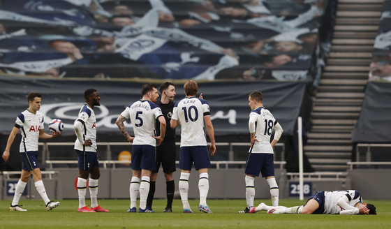 Tottenham Hotspur's Harry Kane and teammates remonstrate with referee Chris Kavanagh as Son Heung-min reacts after a foul in the 33rd minute in a game against Manchester United at Tottenham Hotspur Stadium in London on Sunday. [REUTERS/YONHAP]