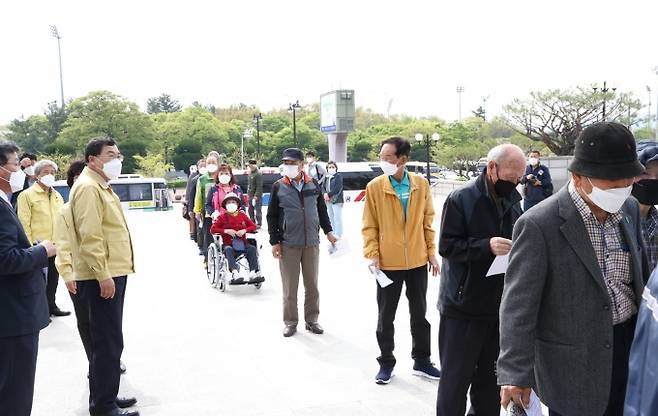 주낙영 시장이 예방접종센터 앞에서 접종 진행상황을 지켜보고 있다. 경주시 제공