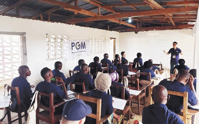 PGM 영어권 훈련부장인 제이 킴 선교사가 2019년 4월 수아가 세운 라이베리아의 학교에서 22명의 교사를 훈련하는 모습.