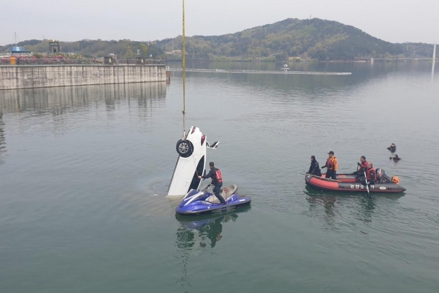 저수지로 추락한 차량. 연합뉴스