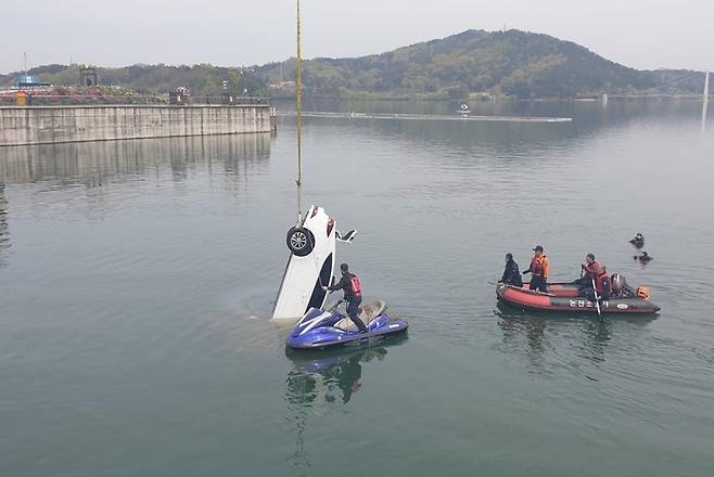 저수지로 추락한 차량 / 사진=충남소방본부 제공