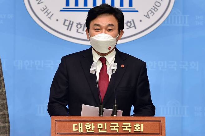 [서울=뉴시스]전진환 기자 = 원희룡 제주도지사가 13일 서울 여의도 국회 소통관에서 일본의 후쿠시마 원전 오염수 방류 결정을 강력 규탄하는 기자회견을 하고 있다.  (공동취재사진) 2021.04.13. photo@newsis.com