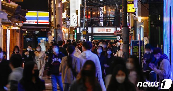 지난달 시작된 유흥업소발 n차 감염이 지속되고 있는 부산에서 하루새 41명이 추가로 확진됐다. 사진은 지난 2일 오후 서면 젊음의 거리에 시민들이 오가고 있는 모습. /사진=뉴스1