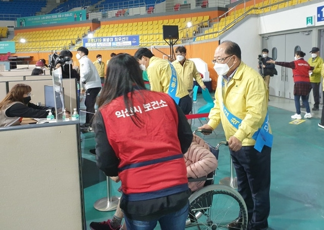 [익산=뉴시스] 강명수 기자 =유재구 전북 익산시의회 의장이 15일 실내체육관에 마련된 백신접종센터를 찾아 봉사활동을 전개하고 있다. (사진 =익산시의회 제공) 2021.04.15. photo@newsis.com *재판매 및 DB 금지