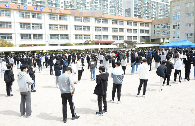 [울산=뉴시스] 배병수 기자 = 울산 남구 한 중학교 학생이 코로나19 확진판정을 받은 15일 오전 해당 중학교 임시 선별검사소에서 학생들이 코로나19 검사를 받기 위해 대기하고 있다. 2021.04.15. bbs@newsis.com