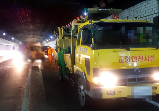 [부산=뉴시스] 15일 오전 3시 50분께 부산 도시고속도로(번영로) 광안터널 시외뱡향 출구지점을 지나던 1t탑차가 차선 도색작업을 하며 후방 안전통행을 유도 중이던 화물차량을 추돌했다. (사진=부산경찰청 제공) *재판매 및 DB 금지