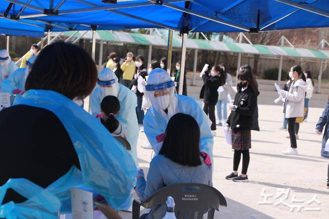 지난 3월 10일 울산 남구 한 여자중학교에 설치된 선별진료소에서 의료진이 학생을 상대로 진단 검사를 하고 있다. 반웅규 기자