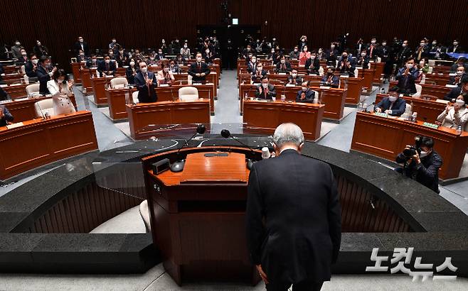 4.7 재보궐선거를 마지막으로 퇴임하는 김종인 국민의힘 비상대책위원장이 지난 8일 국회에서 열린 의원총회에 참석해 마지막 발언을 한 뒤 인사하고 있다. 윤창원 기자