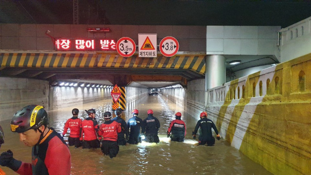 ▲ 부산 동구 초량 제1지하차도에서 소방대원이 구조작업을 하고 있다. ⓒ부산경찰청