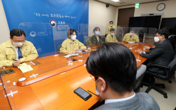 유은혜 사회부총리 겸 교육부 장관이 15일 정부서울청사에서 열린 학교방역 강화를 위한 전문가 간담회에서 발언하고 있다. 연합뉴스