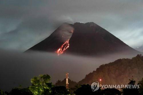 14일 므라피 화산에서 용암이 흘러내리는 모습 [AFP=연합뉴스]