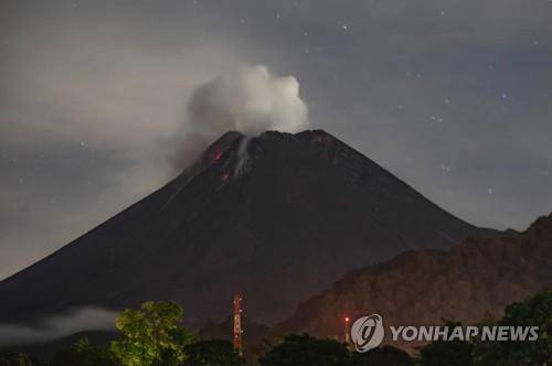 14일 촬영된 므라피 화산의 모습 [AFP=연합뉴스]