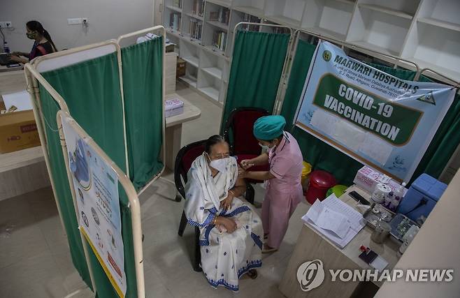 지난달 인도의 한 병원에서 한 여성이 코로나19 백신을 맞고 있다. [AP=연합뉴스]