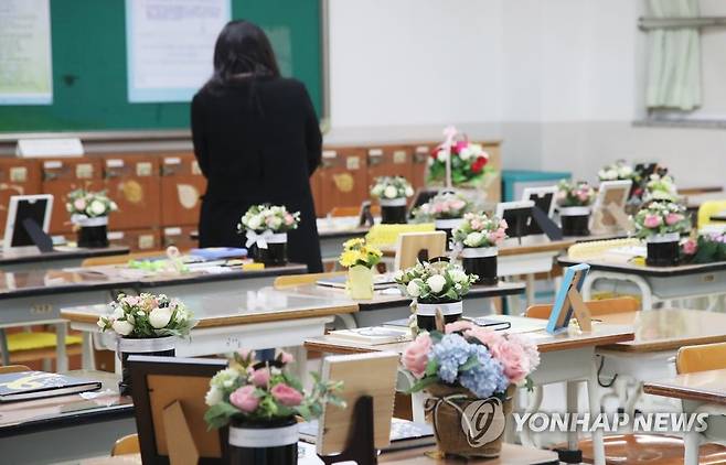 단원고 4.16 기억교실 찾은 시민 (안산=연합뉴스) 홍기원 기자 = 한 시민이 지난 12일 경기도 안산시 단원구 4.16민주시민교육원 단원고 4.16 기억교실을 살펴보고 있다. 4.12 xanadu@yna.co.kr