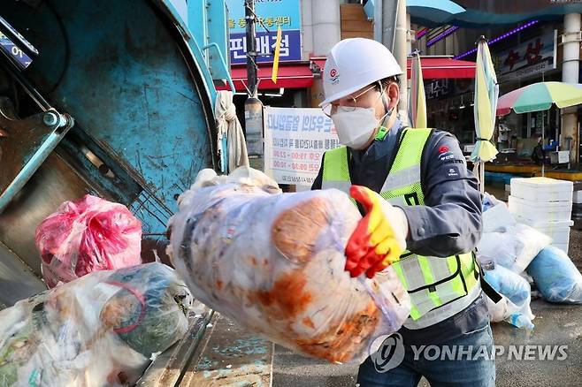 '오늘은 환경미화원으로' (부안=연합뉴스) 권익현 부안군수가 15일 쓰레기를 치우며 환경미화원 체험을 하고 있다. 2021.4.15 [부안군 제공. 재판매 및 DB금지] jaya@yna.co.kr