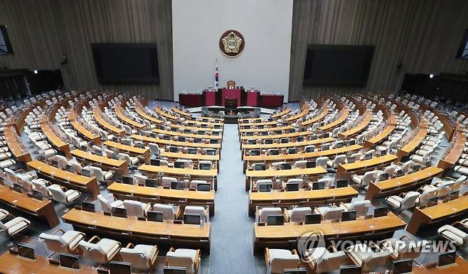 비말 차단용 칸막이 설치된 국회 본회의장 신종 코로나바이러스 감염증(코로나19) 확진자 발생으로 셧다운 됐던 국회가 다시 문을 연 지난해 8월 30일 국회의사당 본회의장에 비말 차단용 칸막이가 설치돼 있다. [국회 제공. 재판매 및 DB 금지]