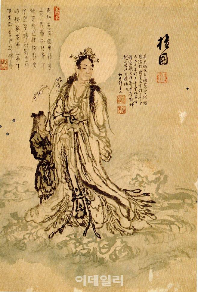 김홍도의 ‘남해관음도’. 바다 위에 떠 있는 관음보살과 선재동자를 그린 작품은, 김홍도가 만년에 그렸다는 것 외에 정확한 제작연도는 알 수 없다. 불교회화에선 대개 선재동자가 관음보살 앞에 엎드려 있지만, 김홍도는 관음보살과 선재동자를 마치 모자지간처럼 표현했다. 비단에 수묵담채, 30.6×20.6㎝, 간송미술관 소장.