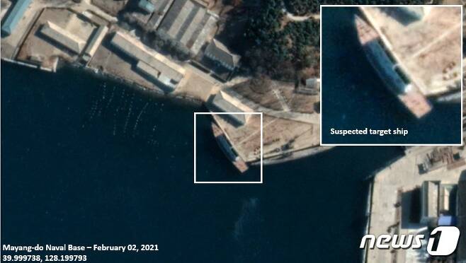 지난 2월2일 북한 함경남도 마양도 해군기지 일대를 촬영한 위성사진에 순항미사일 표적함으로 추정되는 선박이 찍혀 있다. (암스컨트롤웡크) © 뉴스1