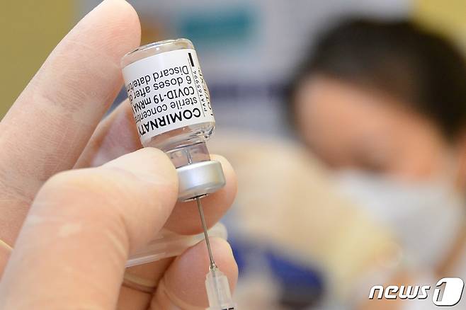 의료진이 주사기에 화이자 백신을 소분 조제하고 있다. 2021.4.15/뉴스1 © News1 최창호 기자