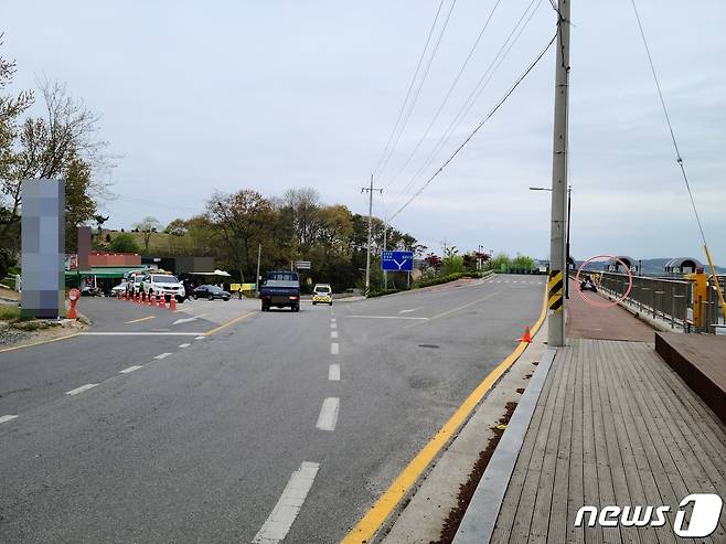 지난 15일 새벽 대학생들이 탄 승용차가 탑정호 저수지로 추락한 지역 도로 모습(붉은색 원이 사고 지점). © 뉴스1