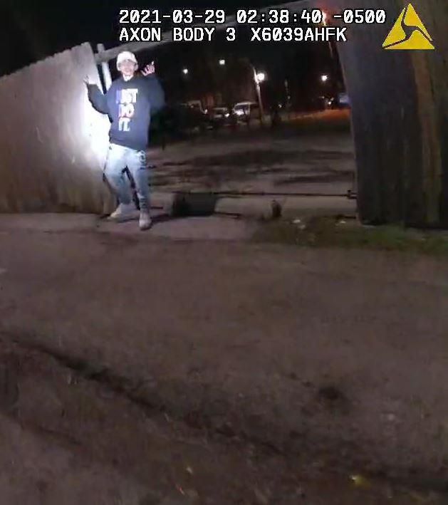지난달 29일(현지 시각) 미국 시카고 리틀 빌리지에서 13세 소년 애덤 톨리도가 경찰에게 총격을 당하기 직전 두 손을 들어올린 채 서 있다. /시카고 시민위원회