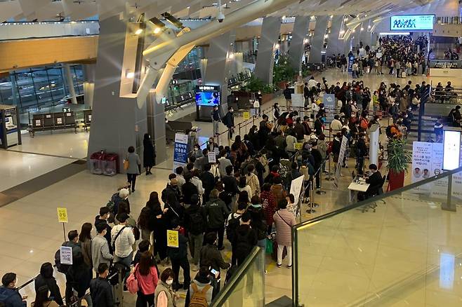 지난 15일 오전 6시쯤 김포공항 출발장에 들어가기 위해 승객들이 길게 줄을 서 있다. 항공사들은 '보안검색 강화로 탑승 수속 시간이 지나치게 길어졌다'고 주장하고 있다. /김포공항 항공사운영위원회 제공