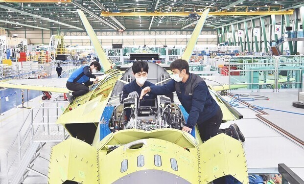 카이(KAI·한국항공항공우주산업) 사천공장에서 2021년 상반기 시험 비행을 앞두고 한국형 전투기(KF-X)의 최종 조립이 한장이다. 출처 카이 누리집.