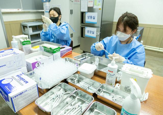 15일 서울 강서구 구(舊) 염강초등학교에 마련된 강서구예방접종센터에서 의료진이 코로나19 백신 접종을 준비하고 있다. 강서구 제공
