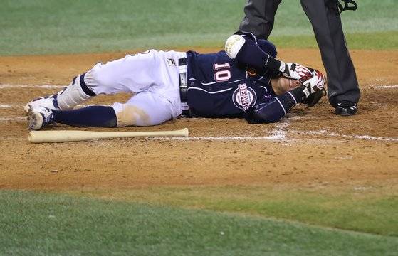 두산 박세혁이 LG전에서 헤드샷을 맞고 쓰러져 고통스러워하고 있다. 박세혁은 응급처치 후 병원으로 후송됐다. [연합뉴스]