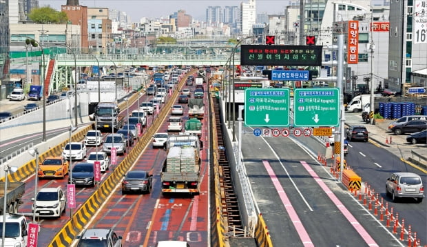 상습 정체 구간인 경인고속도로 신월나들목(IC)과 서울 여의도동 여의대로 및 올림픽대로를 잇는 신월여의지하도로가 16일 0시 개통됐다. 2015년 10월 착공한 이후 5년6개월 만이다. 
 허문찬  기자 sweat@hankyung.com