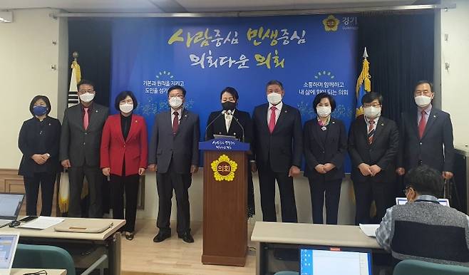 경기도의회 비교섭단체 의원들이 15일 '공공기관 채용비리 의혹'에 대한 경기도의 조사를 촉구하고 있다.