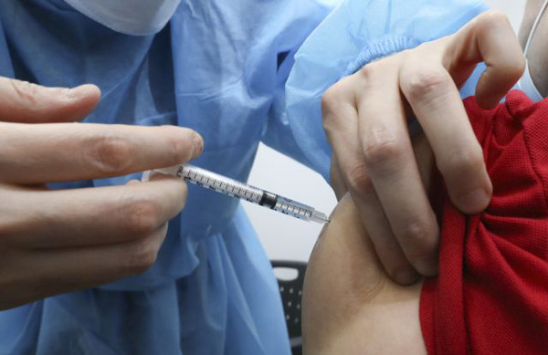 지난 6일 오전 서울 성북구청 코로나19 예방접종센터를 찾은 시민이 백신 예방접종을 하고 있다. 뉴시스