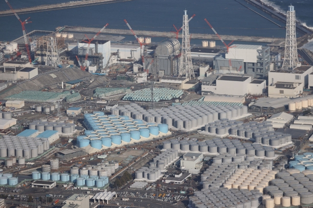 지난 2월 14일 촬영한 도쿄전력의 후쿠시마 제1 원전(위)과 오염수 탱크(아래)의 모습. 지지통신 제공,연합뉴스