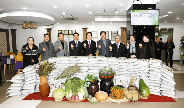 김연희(가운데) 목사와 성도들이 2019년 11월 서울 성북구 신생중앙교회에서 교회설립 42주년 기념 사랑의 쌀 나누기 행사 후 기념사진을 촬영했다.
