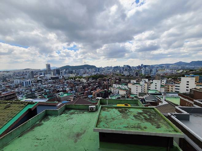 15일 채석장 전망대에서 바라본 창신동 일대 전경. [사진 = 김정은 기자]