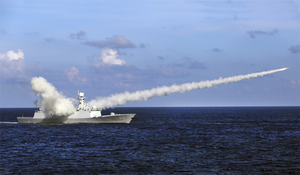 2016년 8월 중국이 남중국해를 향해 탄도미사일을 발사하며 군사적 도발을 하고 있다. [AP = 연합뉴스]