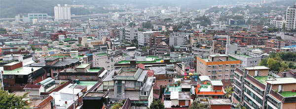 서울시는 전국에서 유일하게 2종 주거지역(최대 12층) 중 도시 경관에 영향을 미칠 수 있는 곳에 `7층 규제`를 적용하고 있다. 사진은 성북구 정릉동 단독·다가구주택 밀집지역.  [매경DB]
