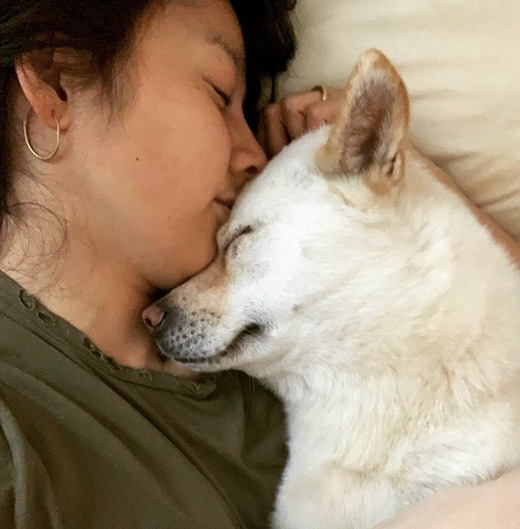 Singer Lee Sang-soon has told of the recent situation of his wife Lee Hyori.Lee Sang-soon posted a picture on his Instagram on the morning of the 16th.The photo shows Lee Hyori lying down with his dog, and even those who are leaning against each other and watching the two shots of the comfortable people make them feel warm.Meanwhile, Lee Hyori and Lee Sang-soon married in 2013 and are living in Jeju Island.