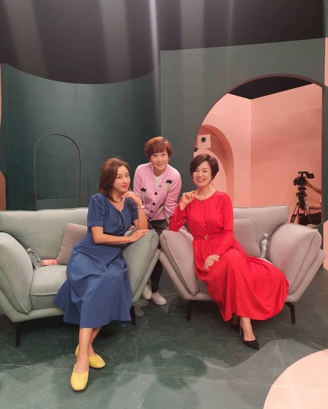 Hoon Hoon.Comedian Kim Ji Hye meets Park Mi-sun, Im misuk on set and Celebratory photoleft behind.Kim Ji Hye posted several photos on his instagram on April 16 with an article entitled Today is the Taegeukgi concept. Beauty Gag Women  # 1 can not be # 1.In the photo, Kim Ji Hye, Park Mi-sun, and Im misuk, who met at JTBC entertainment I can not be No. 1 indoor studio, sat side by side and Celebratory photo.. in a red, blue dress and pink cardigan, each showing off her beauty. ..Meanwhile, Kim Ji Hye made his debut as a comedian for KBS 14 in 1999; he has two girls in 2005 with Comedian Park Joon-hyung and marriage.The couple are currently appearing in I cant be No.1.
