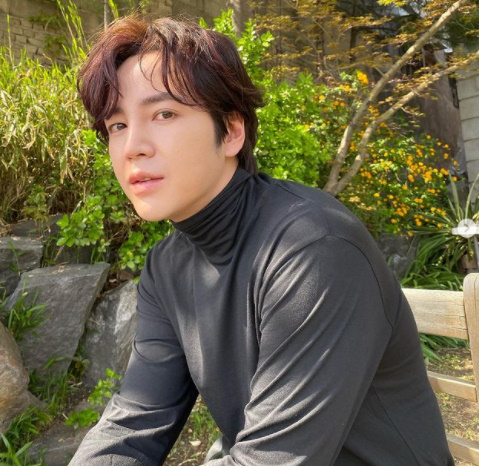 Actor Jang Keun-suk reveals his dazed routineOn the 16th today, Jang Keun-suk released two photos in succession with the article Time to Mend.In the photo, there is a picture of Jang Geun Suk who is not conscious of Camera and Jang Keun-suk who is conscious of Camera.Wearing a black necktie, a picture taken in a bluish garden makes you feel the warmth of spring.Meanwhile, Jang Keun-suk was called up in May last year after completing his military replacement service as a social worker.Jang Keun-suk Instagram