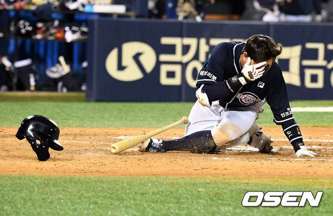 [OSEN=잠실, 지형준 기자]8회초 1사에서 두산 박세혁이 LG 김대유의 투구에 얼굴 부위를 맞고 괴로워하고 있다.  /jpnews@osen.co.kr