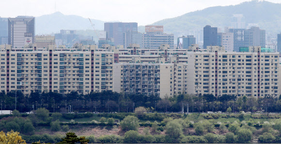 서울 성동구 응봉산에서 바라본 강남구 압구정동 현대아파트의 모습. 뉴스1