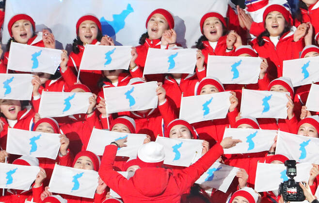지난 2018 평창동계올림픽 개막식에서 북한 응원단이 한반도기를 펼치며 응원을 하는 모습. 연합뉴스