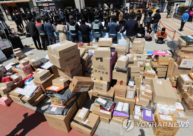 14일 택배기사가 A아파트 단지 앞까지 배송한 물품들이 쌓여 있다./연합뉴스